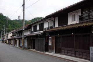 【画像】こういう感じの町並みがある田舎町好きなヤツ_16383