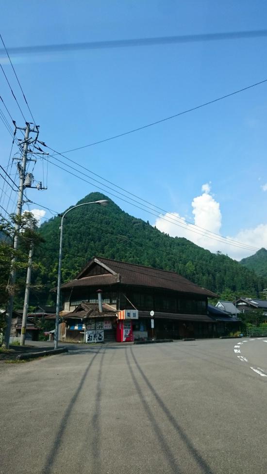 【画像】こういう感じの町並みがある田舎町好きなヤツ_32767