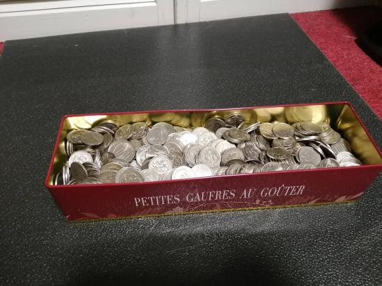 15年くらい貯めた500円貯金箱開封する_274877906943